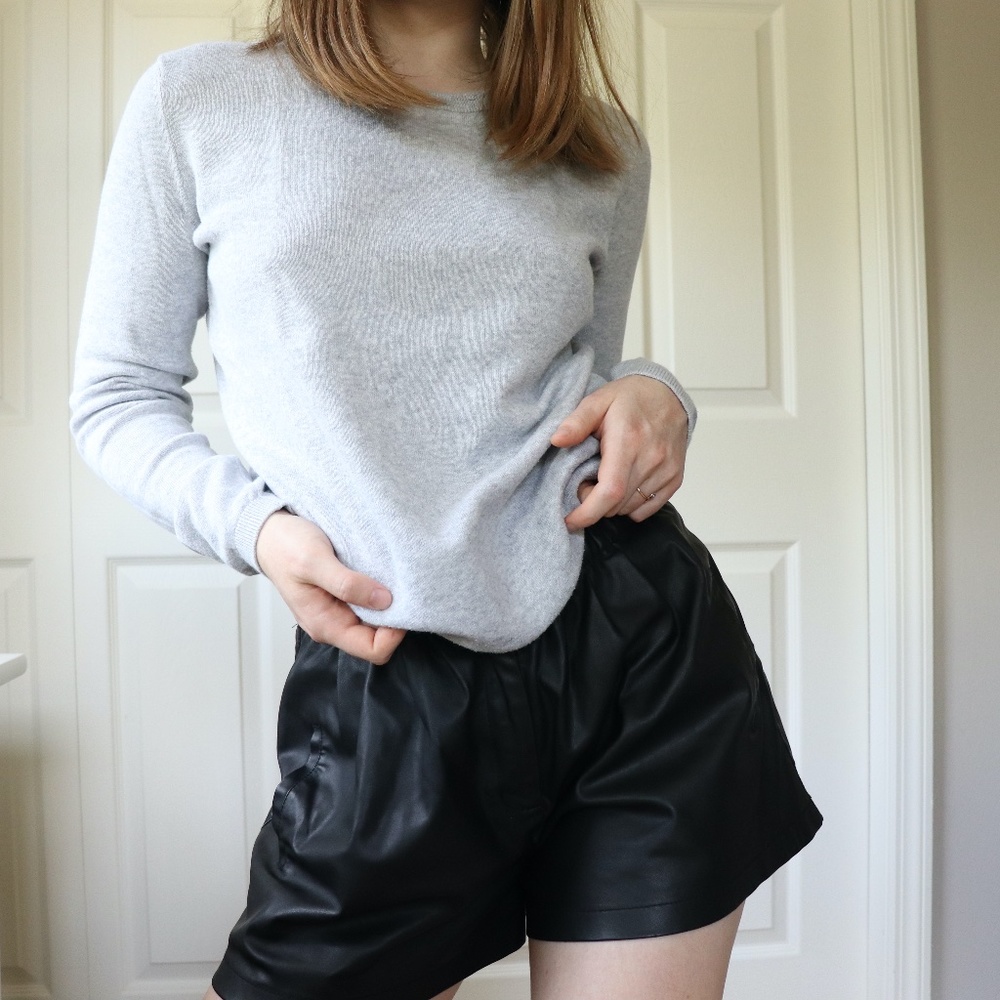 SOLD ON DEPOP Gray Tommy Hilfiger Crewneck Sweater